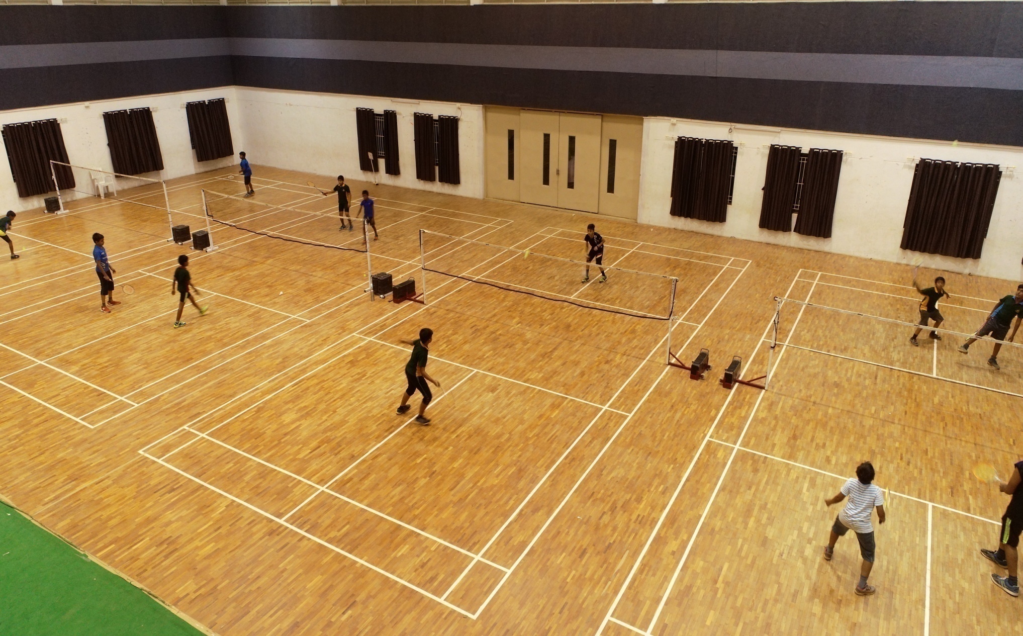 SHUTTLE BADMINTON